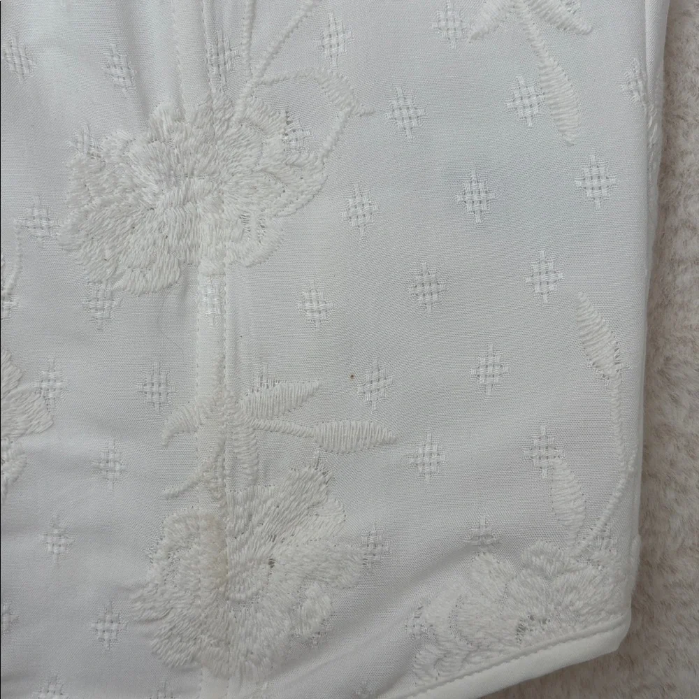 Elegant White Lace Crop Top - Picture 3 of 4